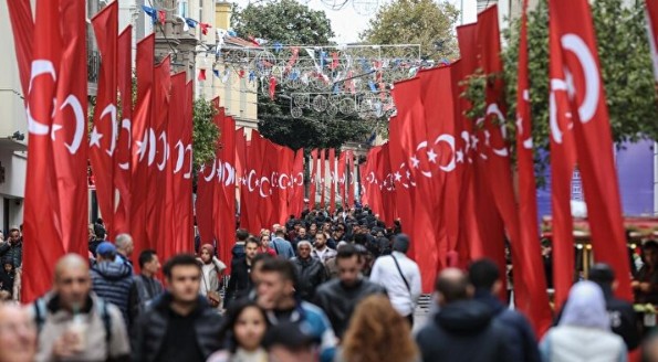 İstiklal Caddesi Türk bayraklarıyla donatıldı!